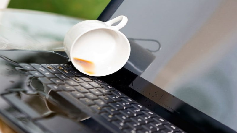 Laptop dính nước nên làm gì?