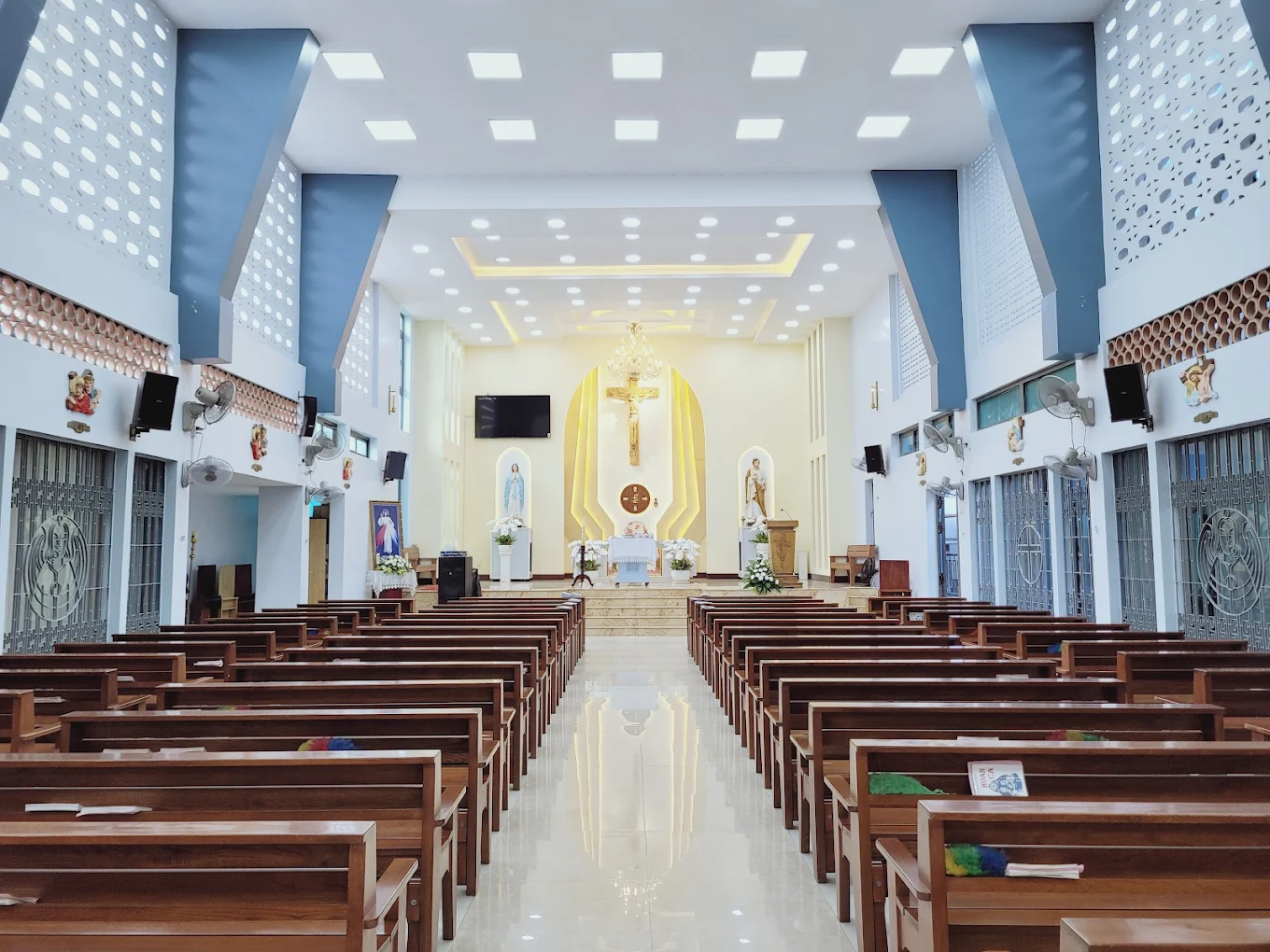 Giờ lễ Nhà thờ Đức Mẹ Vô Nhiễm