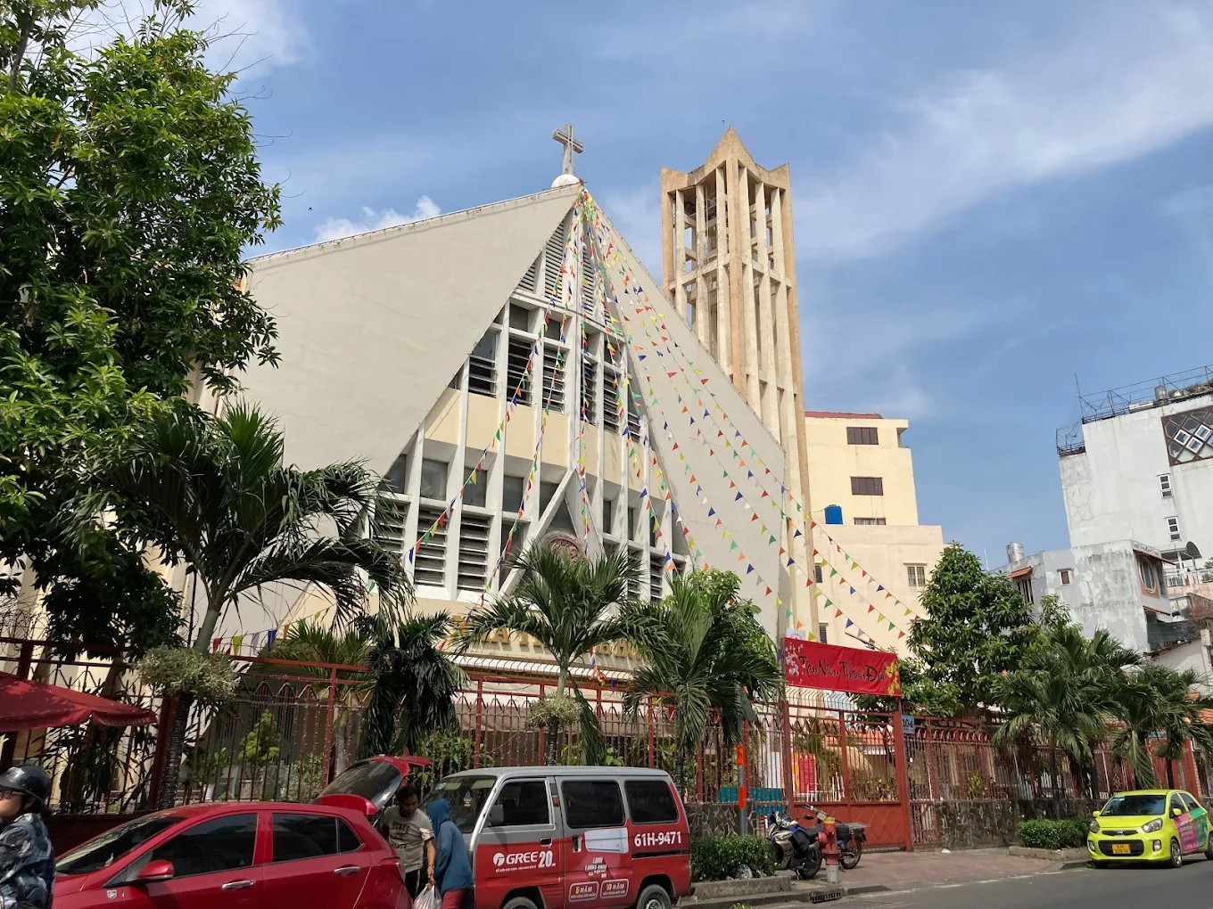 Giờ lễ Nhà thờ Hòa Hưng