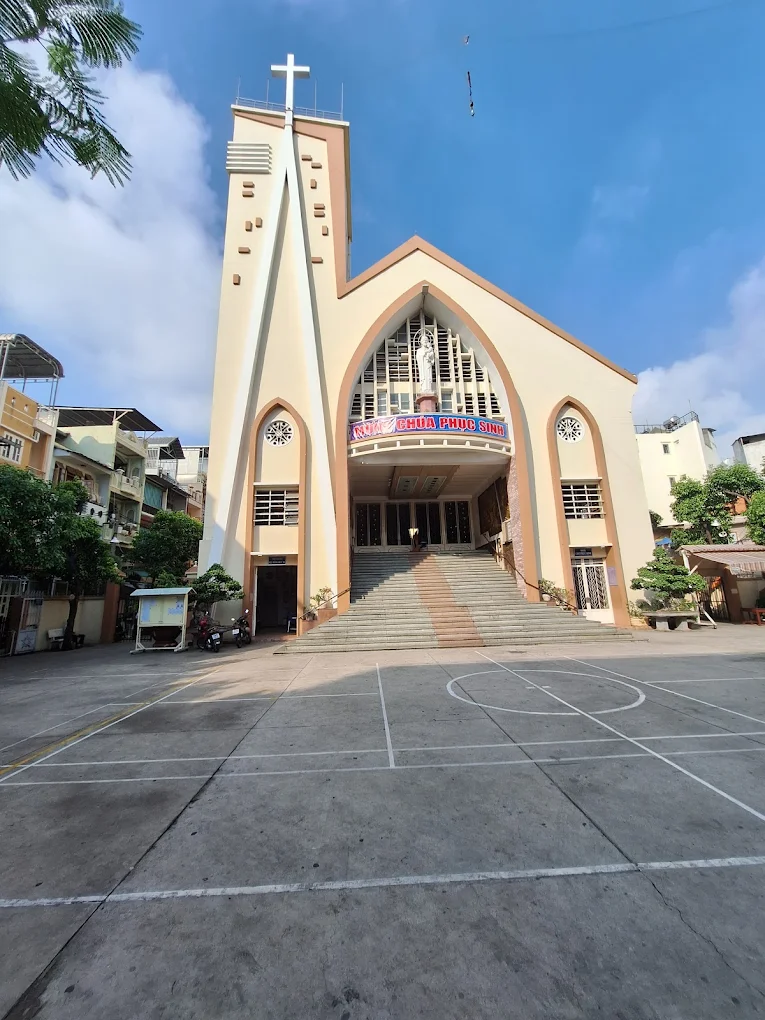 Cập nhật giờ lễ tại Nhà thờ Tân Sa Châu: Chúa Nhật có các lễ lúc 05:00, 07:30, 10:30, 16:30, và 18:00; trong khi ngày thường có lễ lúc 05:00 và 18:00