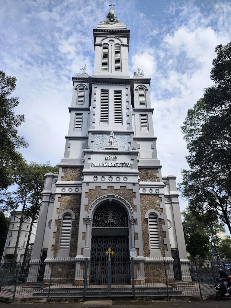 Giờ lễ Nhà thờ Ngã Sáu (nhà thờ thánh Jeanne d'Arc)