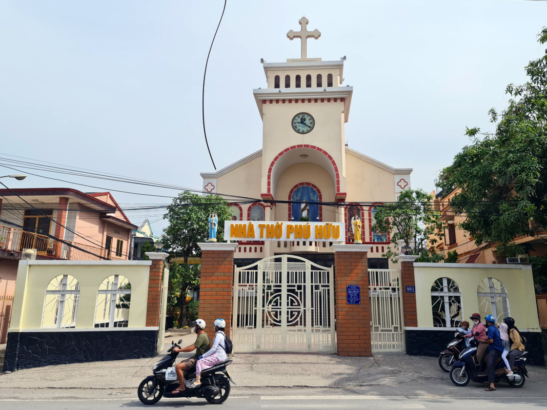 Giờ lễ Nhà thờ Phú Hữu