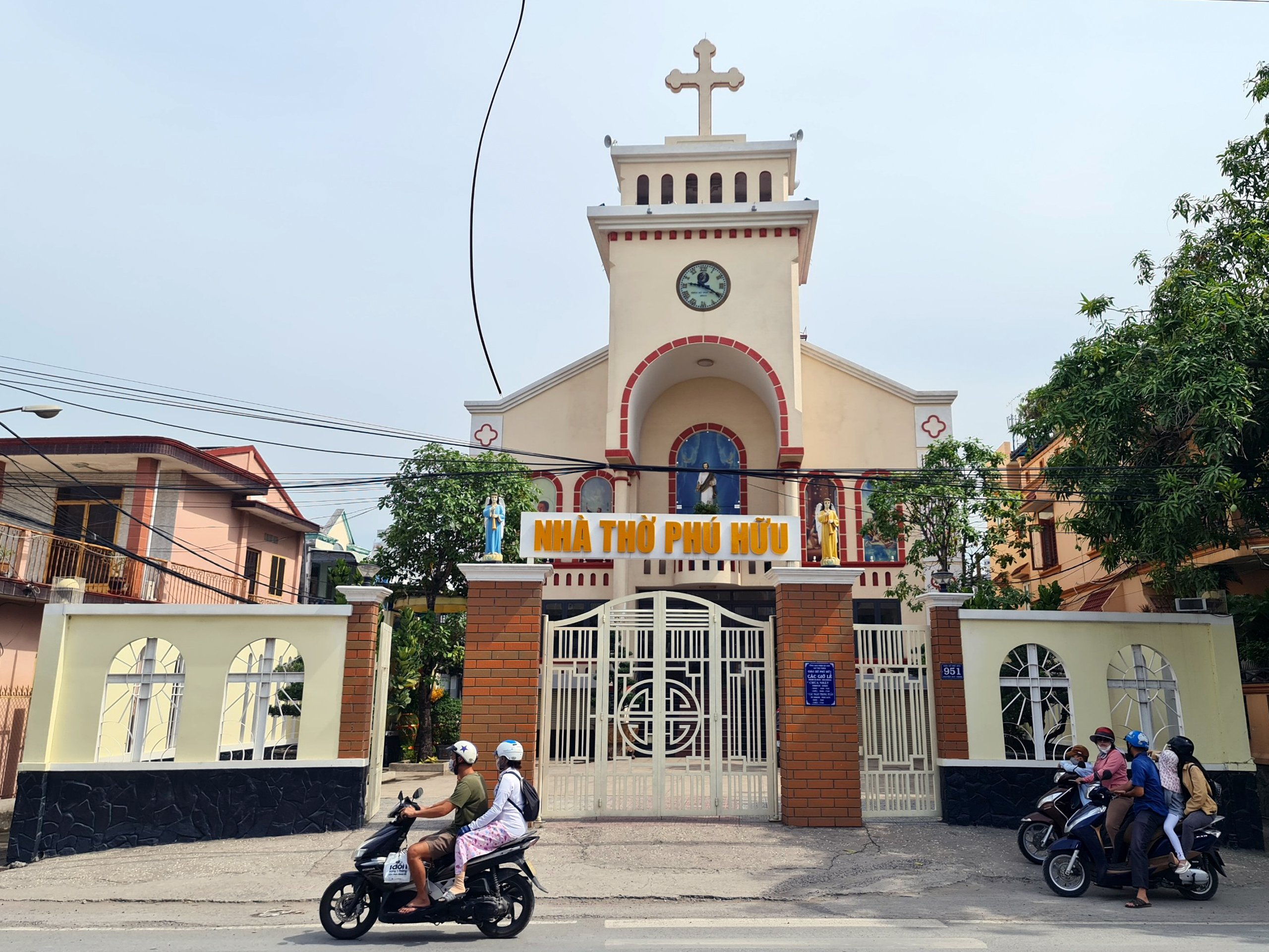 Giờ lễ Nhà thờ Phú Hữu